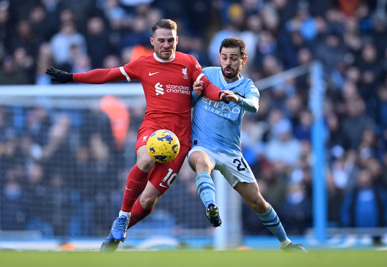 Alexis Mac Allister (trái) ngày càng đa năng trong màu áo Liverpool. (Ảnh: The Athletic)