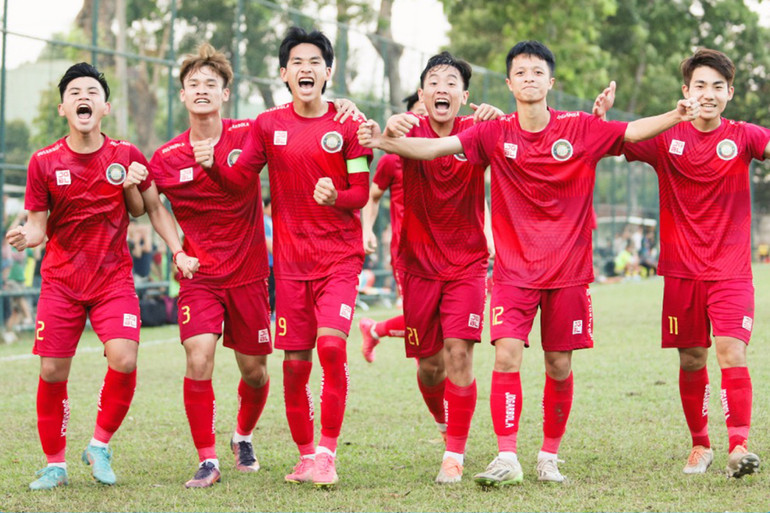 Các cầu thủ U19 Đông Á Thanh Hóa ăn mừng chiến thắng 2-0.