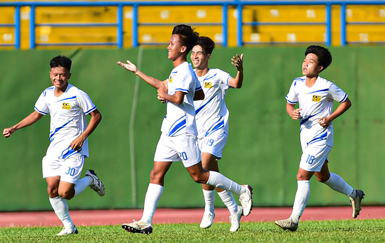 Các cầu thủ U19 Huế ăn mừng bàn thắng duy nhất của trận đấu.