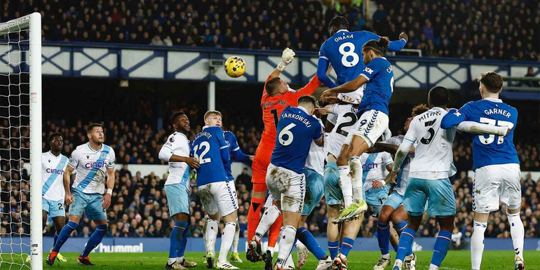 Những pha bóng cố định là vũ khí lợi hại của Everton. (Ảnh: AFP) Những pha bóng cố định là vũ khí lợi hại của Everton. (Ảnh: AFP)