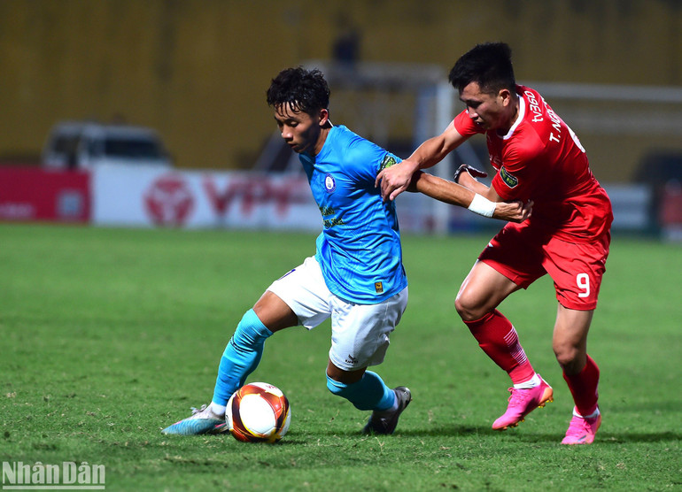 Sự quyết liệt của các cầu thủ Khánh Hòa.