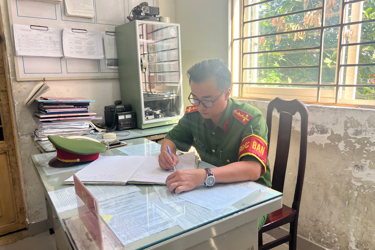 Đại úy Đặng Hồng Nhất trong ca trực ban. Đại úy Đặng Hồng Nhất trong ca trực ban.