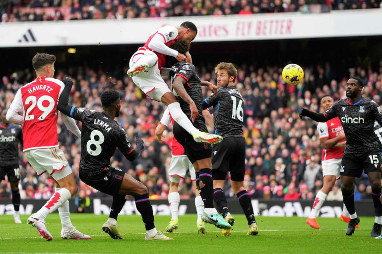 Arsenal tận dụng rất tốt các tình huống cố định. (Ảnh: The Edwardsville Intelligencer) Arsenal tận dụng rất tốt các tình huống cố định. (Ảnh: The Edwardsville Intelligencer)