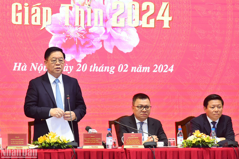 Đồng chí Nguyễn Trọng Nghĩa, Bí thư Trung ương Đảng, Trưởng Ban Tuyên giáo Trung ương phát biểu tại hội nghị. Đồng chí Nguyễn Trọng Nghĩa, Bí thư Trung ương Đảng, Trưởng Ban Tuyên giáo Trung ương phát biểu tại hội nghị.