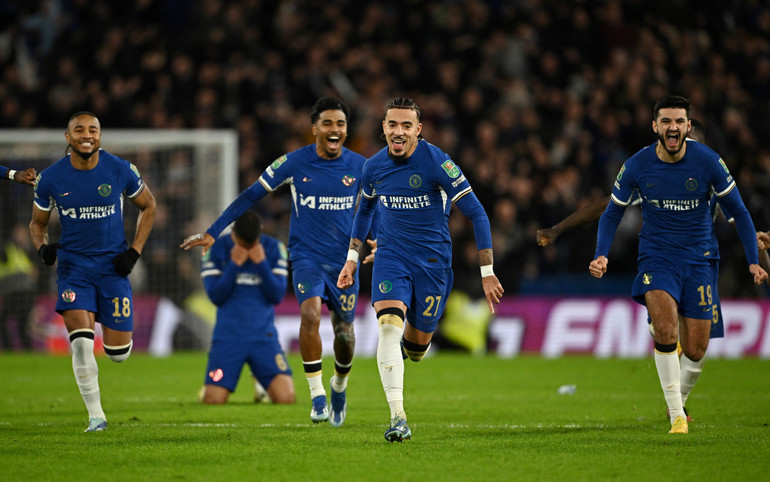 Malo Gusto (số 21) hưởng lợi nhờ chấn thương của Reece James. (Ảnh: Reuters) Malo Gusto (số 21) hưởng lợi nhờ chấn thương của Reece James. (Ảnh: Reuters)