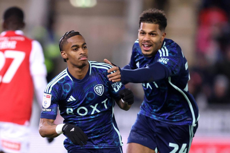 Leeds đang bay cao trên “đôi cánh” của Summerville (trái) và Rutter (phải). (Ảnh: Sportskeeda) Leeds đang bay cao trên “đôi cánh” của Summerville (trái) và Rutter (phải). (Ảnh: Sportskeeda)