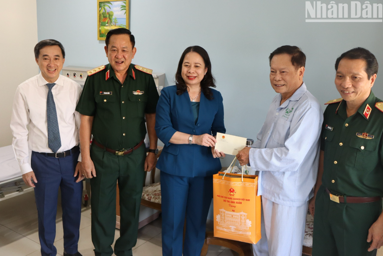 Đoàn làm việc đã đến thăm hỏi các bệnh nhân đang điều trị tại Bệnh viện Quân y 175.