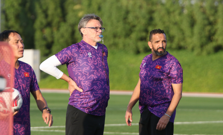 Trợ lý Moulay Lahsen (phải) được giao nhiệm vụ dẫn dắt U23 Việt Nam thi đấu 2 trận giao hữu tại Tajikistan.