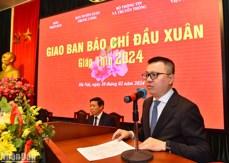 Đồng chí Lê Quốc Minh, Tổng Biên tập Báo Nhân Dân, Phó Trưởng Ban Tuyên giáo Trung ương, Chủ tịch Hội Nhà báo Việt Nam phát biểu chào mừng Hội nghị. Đồng chí Lê Quốc Minh, Tổng Biên tập Báo Nhân Dân, Phó Trưởng Ban Tuyên giáo Trung ương, Chủ tịch Hội Nhà báo Việt Nam phát biểu chào mừng Hội nghị.