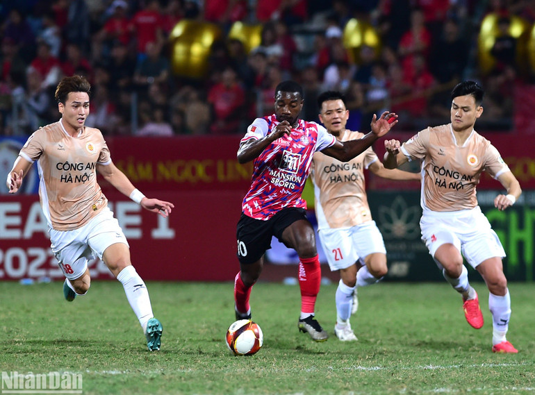 Các cầu thủ Công an Hà Nội sớm chiếm lĩnh thế trận với đội hình nhiều cầu thủ mạnh. Các cầu thủ Công an Hà Nội sớm chiếm lĩnh thế trận với đội hình nhiều cầu thủ mạnh.