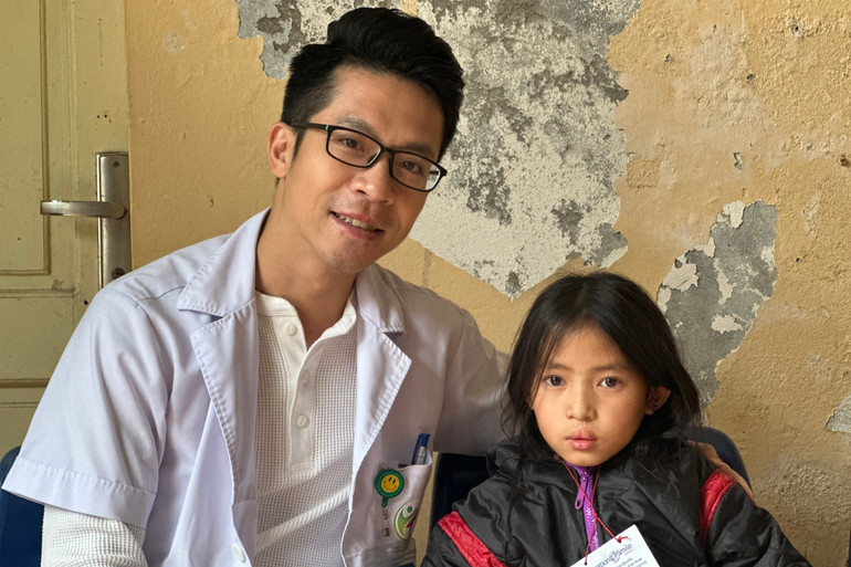 Bác sĩ Nguyễn Trung Nghĩa cùng bé Cù Thị Sớ.