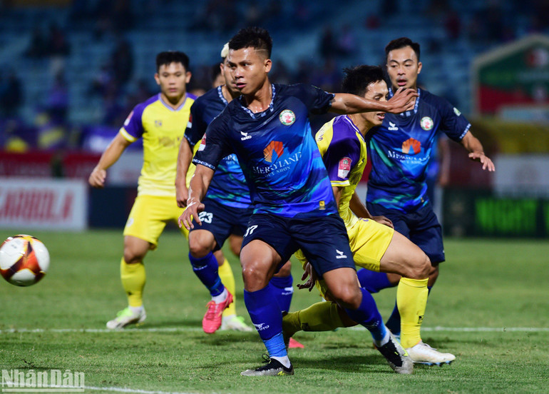 Hàng phòng ngự của Bình Định chơi đầy tính kỷ luật để không bị thủng lưới trước sức ép.