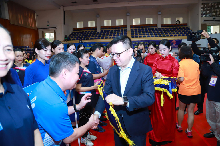 Đồng chí Lê Quốc Minh - Ủy viên Trung ương Đảng, Tổng Biên tập Báo Nhân Dân, Phó Trưởng Ban Tuyên giáo Trung ương, Chủ tịch Hội Nhà báo Việt Nam trao cờ lưu niệm cho các đơn vị. (Ảnh: Đình Trung) Đồng chí Lê Quốc Minh - Ủy viên Trung ương Đảng, Tổng Biên tập Báo Nhân Dân, Phó Trưởng Ban Tuyên giáo Trung ương, Chủ tịch Hội Nhà báo Việt Nam trao cờ lưu niệm cho các đơn vị. (Ảnh: Đình Trung)