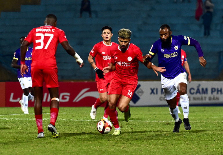 Các cầu thủ Viettel nỗ lực rút ngắn khoảng cách tỷ số. Các cầu thủ Viettel nỗ lực rút ngắn khoảng cách tỷ số.