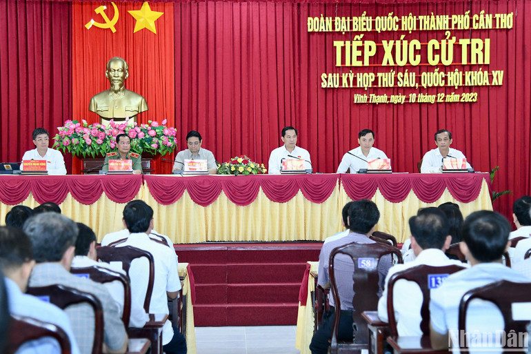 Quang cảnh Hội nghị tiếp xúc cử tri tại huyện Vĩnh Thạnh.