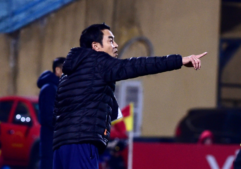 Huấn luyện viên Nguyễn Văn Nam (Hà Nội FC) chỉ đạo các cầu thủ. Huấn luyện viên Nguyễn Văn Nam (Hà Nội FC) chỉ đạo các cầu thủ.