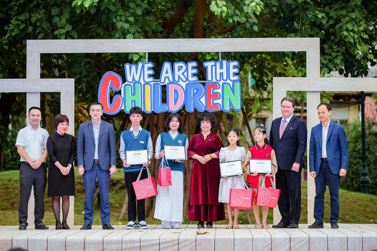 Đại diện Ban tổ chức trao giải thưởng cho các em đạt giải.