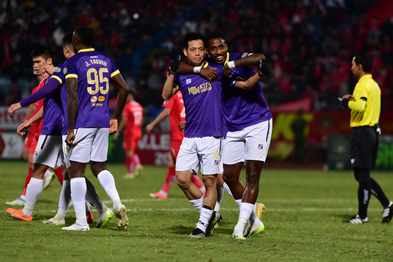 Ngay phút 11, đội trưởng Văn Quyết nhận đường chuyền của Tuấn Hải để dứt điểm gọn gàng trong vòng cấm, mở tỷ số 1-0 cho Hà Nội. Ngay phút 11, đội trưởng Văn Quyết nhận đường chuyền của Tuấn Hải để dứt điểm gọn gàng trong vòng cấm, mở tỷ số 1-0 cho Hà Nội.