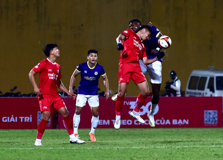 Tranh chấp quyết liệt khu vực trung tuyến. Tranh chấp quyết liệt khu vực trung tuyến.