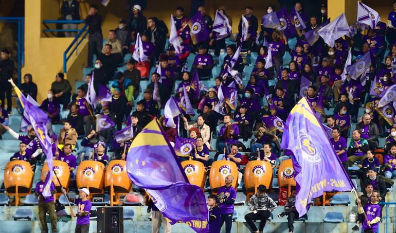 Người hâm mộ Hà Nội tràn đầy khí thế trước trận đấu. Người hâm mộ Hà Nội tràn đầy khí thế trước trận đấu.