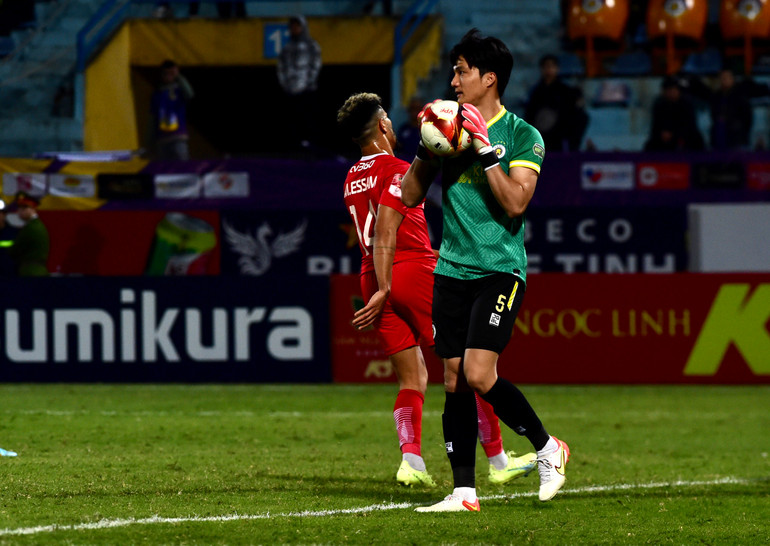 Thủ môn Nguyễn Văn Hoàng (Hà Nội FC) thi đấu xuất sắc đã cứu nguy nhiều bàn thua trông thấy cho đội nhà. Thủ môn Nguyễn Văn Hoàng (Hà Nội FC) thi đấu xuất sắc đã cứu nguy nhiều bàn thua trông thấy cho đội nhà.