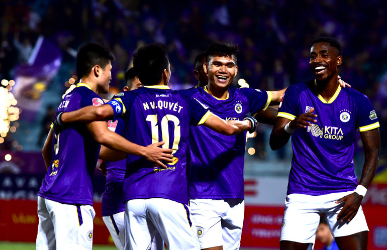 Song đến phút 44, Denilson tỏa sáng sau khi nhận đường chuyền của Văn Quyết và ghi bàn, nâng tỷ số lên 2-0. Song đến phút 44, Denilson tỏa sáng sau khi nhận đường chuyền của Văn Quyết và ghi bàn, nâng tỷ số lên 2-0.