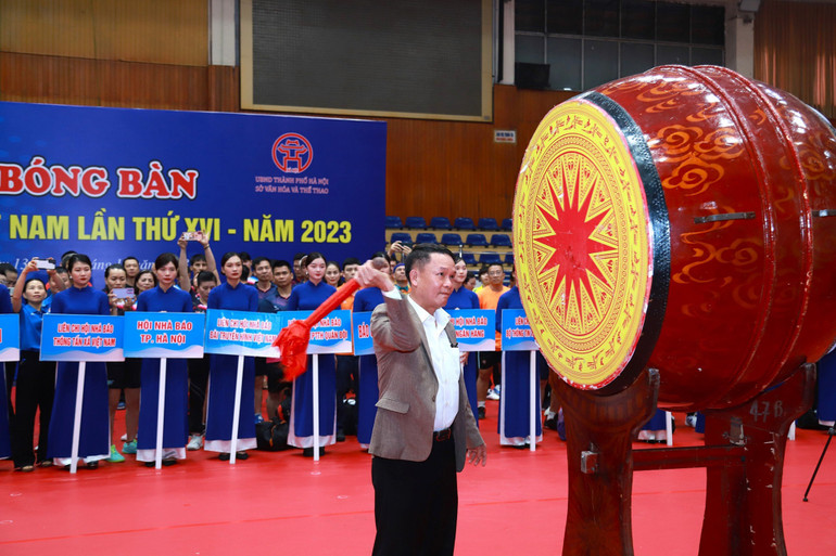 Đồng chí Nguyễn Đức Lợi - Phó Chủ tịch Thường trực Hội Nhà báo Việt Nam đánh trống phát động giải đấu. (Ảnh: Đình Trung) Đồng chí Nguyễn Đức Lợi - Phó Chủ tịch Thường trực Hội Nhà báo Việt Nam đánh trống phát động giải đấu. (Ảnh: Đình Trung)