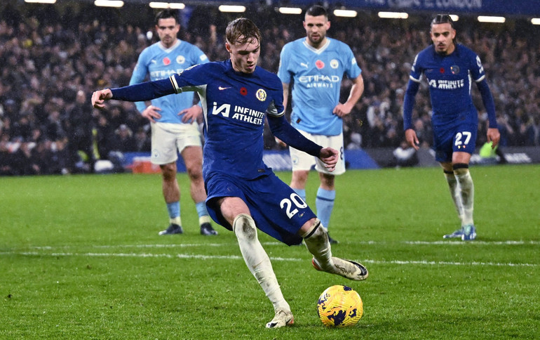 Sai lầm thường xuyên ở hàng phòng ngự Man City là điểm yếu đang được nhiều đội bóng khai thác.