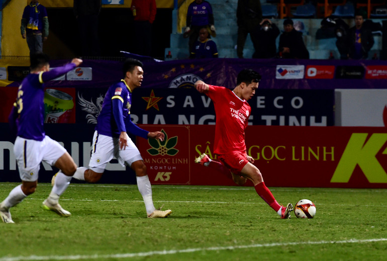 Hoàng Đức thi đấu năng nổ nơi tuyến giữa để giữ nhịp độ triển khai bóng của Viettel. Hoàng Đức thi đấu năng nổ nơi tuyến giữa để giữ nhịp độ triển khai bóng của Viettel.