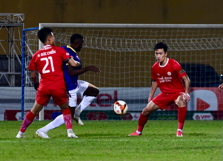 Thế trận "ăn miếng trả miếng" diễn ra vô cùng kịch tính. Thế trận "ăn miếng trả miếng" diễn ra vô cùng kịch tính.