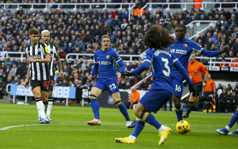 Miley kiến tạo cho Isak ghi bàn mở tỷ số trong sự ngỡ ngàng của cầu thủ Chelsea.