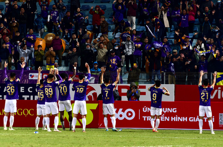 Cầu thủ đội Hà Nội FC tri ân các cổ động viên của đội nhà sau chiến thắng 2-0. Cầu thủ đội Hà Nội FC tri ân các cổ động viên của đội nhà sau chiến thắng 2-0.