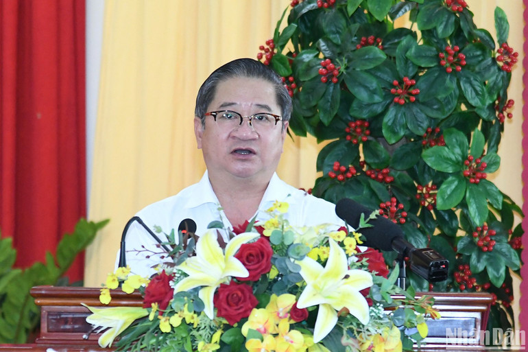 Chủ tịch Uỷ ban nhân dân thành phố Cần Thơ phát biểu ý kiến tiếp thu và giải trình kiến nghị của cử tri tại Hội nghị.