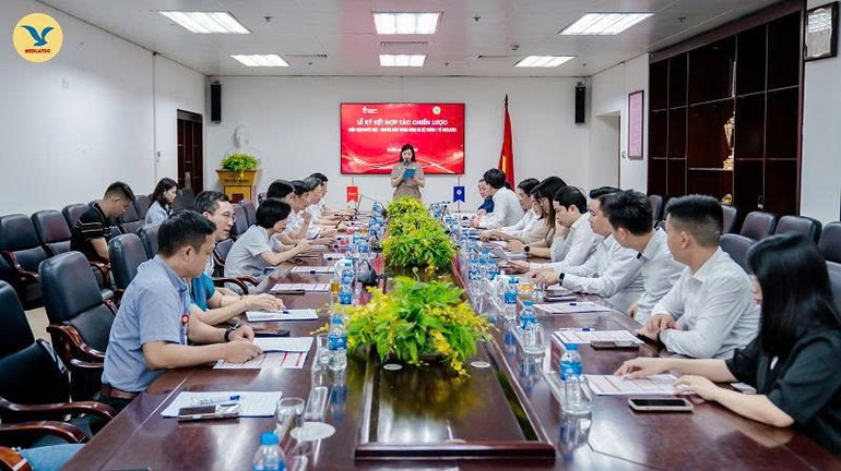 Buổi lễ ký kết có sự tham dự của lãnh đạo hai đơn vị y tế cùng nhiều cán bộ chủ chốt ở khoa, phòng, ban liên quan. Buổi lễ ký kết có sự tham dự của lãnh đạo hai đơn vị y tế cùng nhiều cán bộ chủ chốt ở khoa, phòng, ban liên quan.