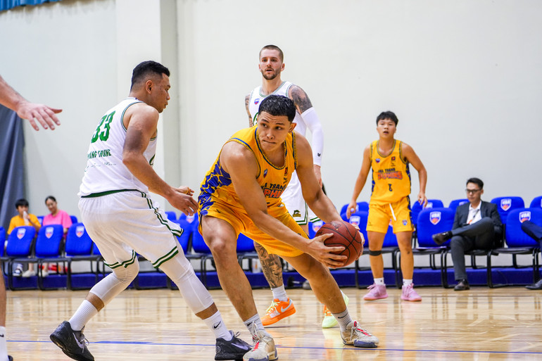 Dominique Tham cầm bóng tấn công khu vực bên hông hình thang. (Ảnh: VBA)