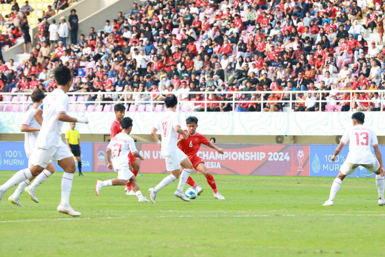 U16 Việt Nam thi đấu dưới sức ép của gần 9.000 cổ động viên Indonesia. (Ảnh: VFF)