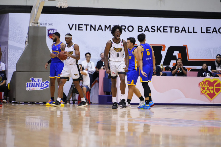 Jevonnie Scott phấn khích khi ghi điểm giúp Saigon Heat vươn lên. (Ảnh: VBA)