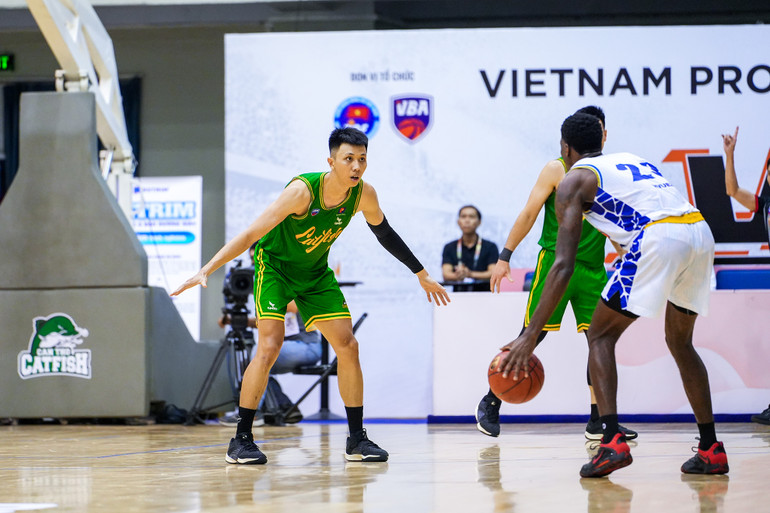 Lê Khắc Đăng Khoa (áo xanh) là nhân tố giúp Cantho Catfish bắt đầu vươn lên. (Ảnh: VBA)