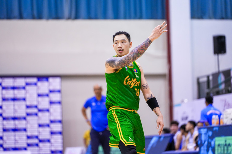 Tâm Đinh ăn mừng pha ba điểm thành công. (Ảnh: VBA)