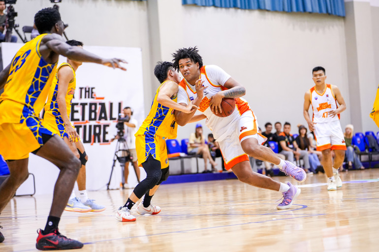 Trung phong Max Allen không ngại dẫn bóng tấn công trực diện rổ. (Ảnh: VBA)