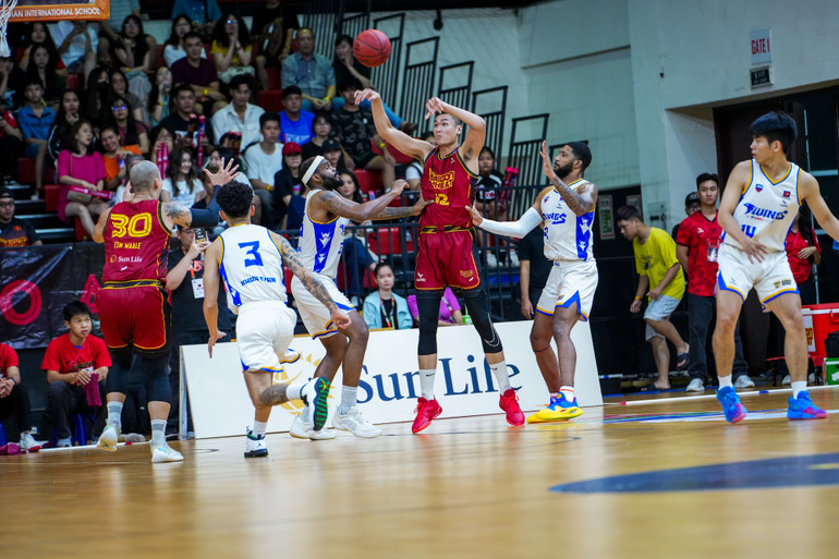 Nguyễn Huỳnh Phú Vinh (giữa) là điểm sáng của Saigon Heat ở hiệp đầu. (Ảnh: VBA)