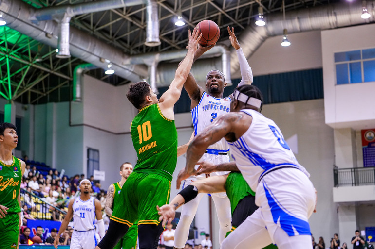 Hassan Thomas dứt điểm thiếu cảm giác ở khoảng thời gian đầu trận. (Ảnh: VBA)