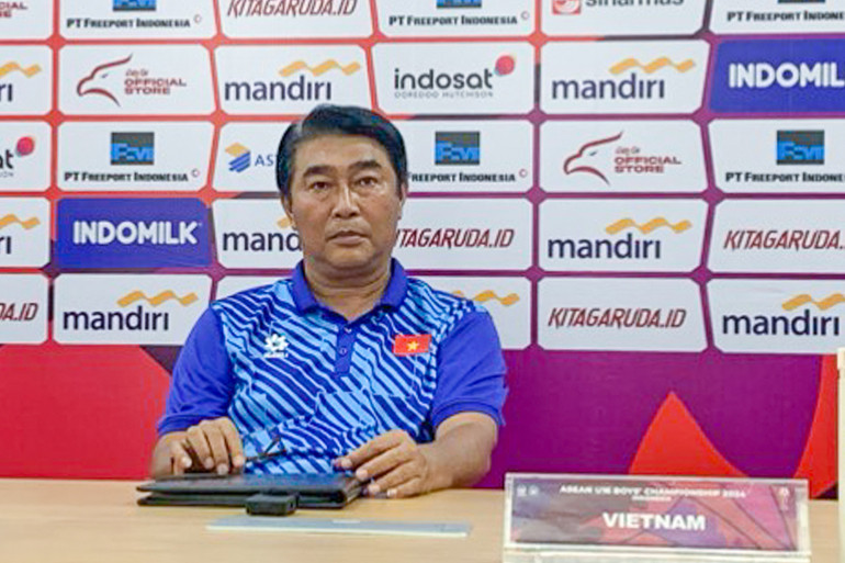 Huấn luyện viên Trần Minh Chiến tại buổi họp báo sau trận đấu. (Ảnh: VFF)