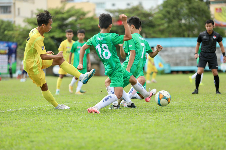U13 Sông Lam Nghệ An (áo vàng) thi đấu áp đảo U13 Hà Nội. U13 Sông Lam Nghệ An (áo vàng) thi đấu áp đảo U13 Hà Nội.