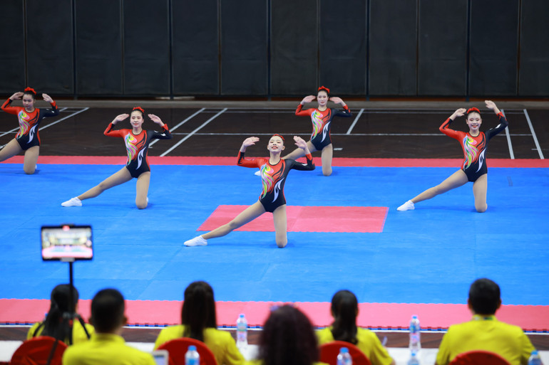 Các cô gái Thanh Hóa thể hiện tốt bài thi, cho thấy sự đồng đều với các động tác hài hòa.