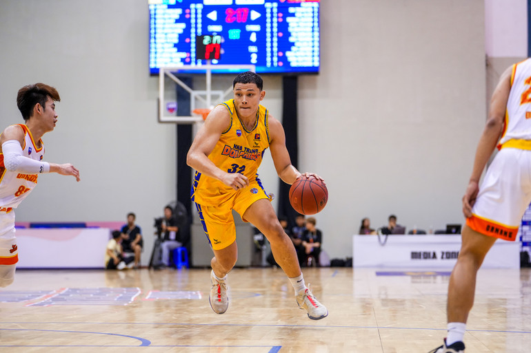 Dominique Tham là chủ lực giúp Nha Trang Dolphins chiếm lợi thế ở hàng trong. (Ảnh: VBA)