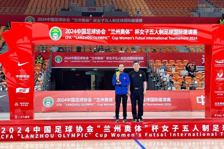 Thanh Ngân nhận danh hiệu Cầu thủ xuất sắc nhất giải đấu. (Ảnh: VFF)