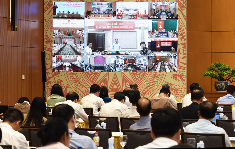 Hội nghị kết nối trực tuyến với điểm cầu 63 tỉnh, thành phố trực thuộc Trung ương.