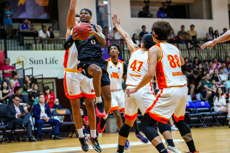 Elijah Weaver vượt qua toàn bộ các cầu thủ Danang Dragons để dứt điểm trong tư thế khó. (Ảnh: VBA)