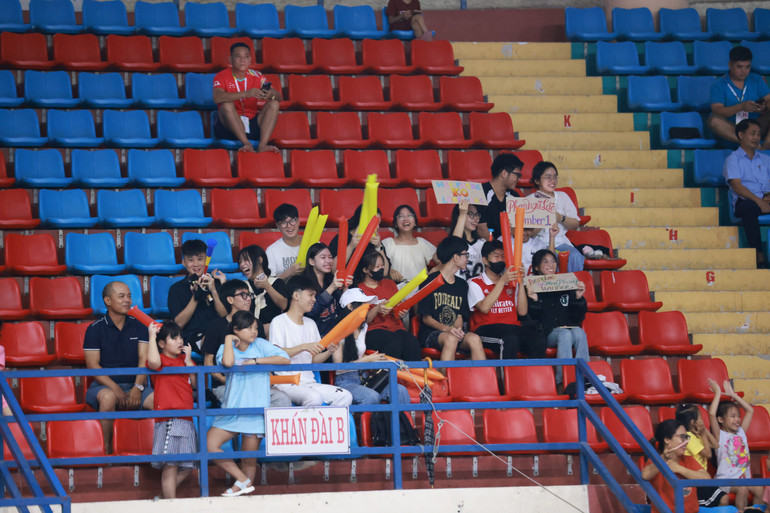 Khán giả thích thú với màn trình diễn của các đội thi Aerobic.